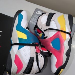 Nike White and Blue Sneakers Dynamic Design